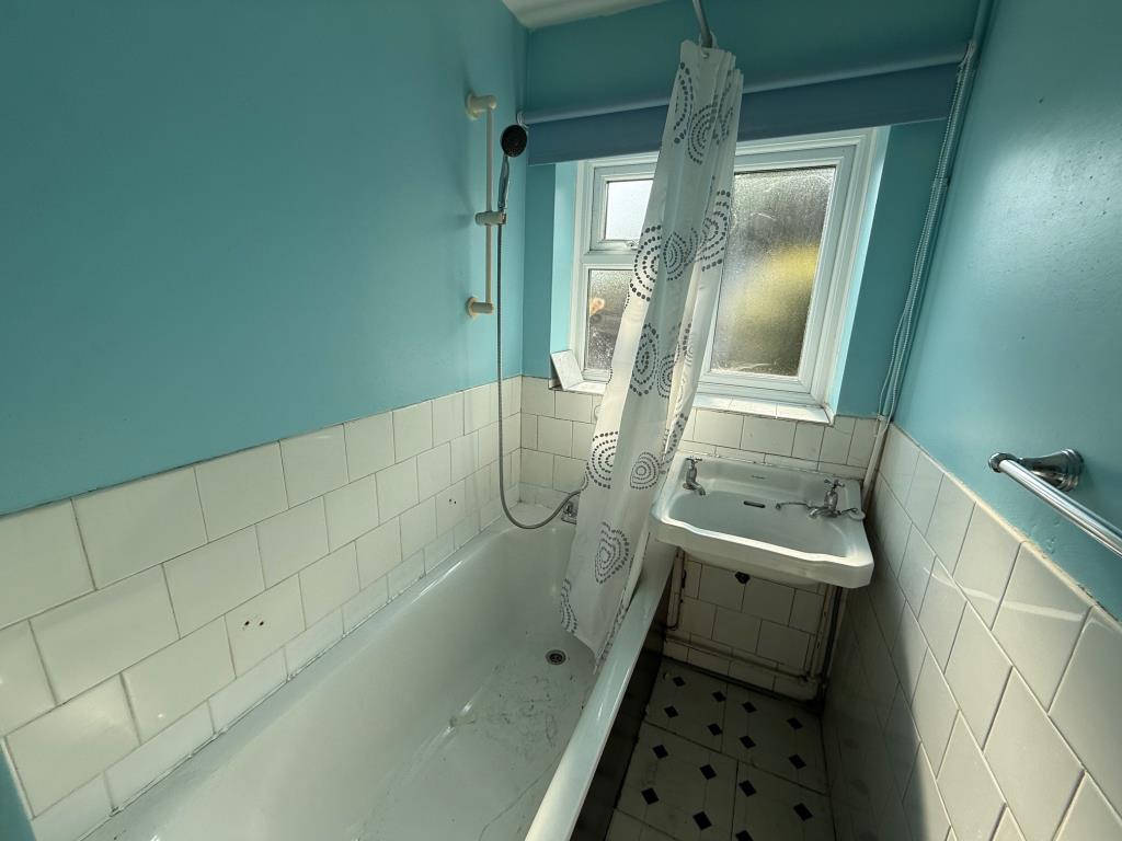 Lot: 149 - THREE BEDROOM MID-TERRACE HOUSE FOR IMPROVEMENT - Bath with sink